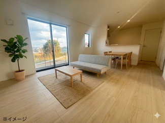 【居間・リビング】 | 東広島市八本松飯田4丁目（全4区画）No2 | 15.7帖のLDKは、南面の大きな掃き出し窓から自然光が注ぐ明るい空間です。隣接する和室の扉を開放すれば、22帖超の広々とした大空間として活用可能。対面式キッチンで室内全体を見渡しながら調理ができます