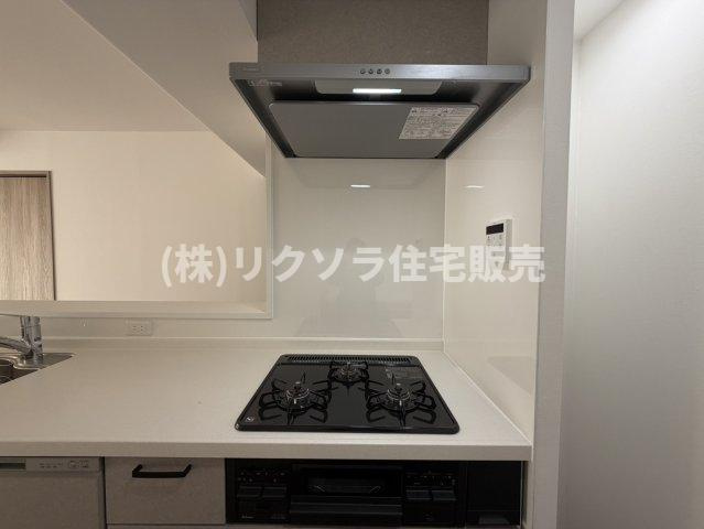 寝屋川コーポラスのキッチン|ビルトイン3口コンロ
■物件内覧・資金計画相談・住宅ローン相談、リフォーム相談、お問合せ受付中■
※当日・翌日のご内覧、ご相談はお電話でのお問合せがスムーズです！