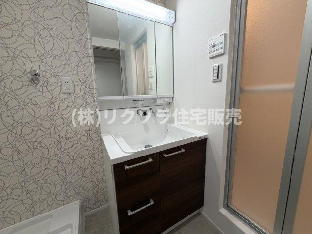 寝屋川コーポラスの独立洗面台|三面鏡付き独立洗面台
■物件内覧・資金計画相談・住宅ローン相談、リフォーム相談、お問合せ受付中■
※当日・翌日のご内覧、ご相談はお電話でのお問合せがスムーズです！