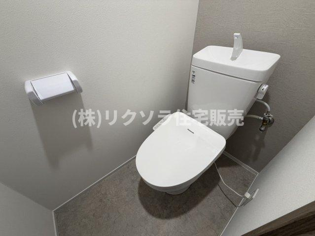 寝屋川コーポラスのトイレ|温水洗浄便座付き
■物件内覧・資金計画相談・住宅ローン相談、リフォーム相談、お問合せ受付中■
※当日・翌日のご内覧、ご相談はお電話でのお問合せがスムーズです！