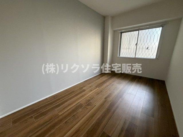 寝屋川コーポラスの洋室|洋室6.0帖
■物件内覧・資金計画相談・住宅ローン相談、リフォーム相談、お問合せ受付中■
※当日・翌日のご内覧、ご相談はお電話でのお問合せがスムーズです！