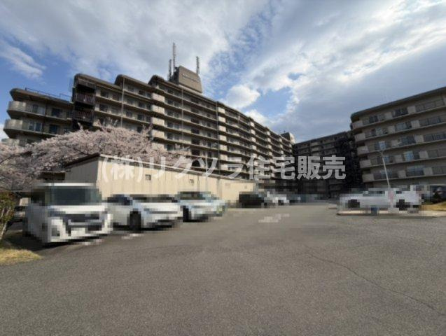 寝屋川コーポラスの駐車場|敷地内駐車場
■物件内覧・資金計画相談・住宅ローン相談、リフォーム相談、お問合せ受付中■
※当日・翌日のご内覧、ご相談はお電話でのお問合せがスムーズです！