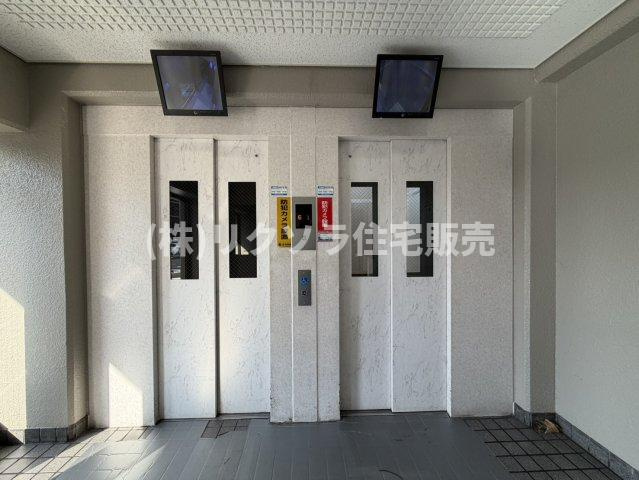 寝屋川コーポラスのその他共用部分|エレベーター2基　防犯カメラ有
■物件内覧・資金計画相談・住宅ローン相談、リフォーム相談、お問合せ受付中■
※当日・翌日のご内覧、ご相談はお電話でのお問合せがスムーズです！