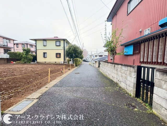 【前面道路含む現地写真】 | 船橋市田喜野井6丁目 | 建築条件なし。思い描いたマイホームを、そのままカタチに。陽当たりも良く、ガーデニングや家庭菜園にもぴったりのゆとりある敷地。資産としても魅力のある立地で、将来を見据えた住まい選びを。