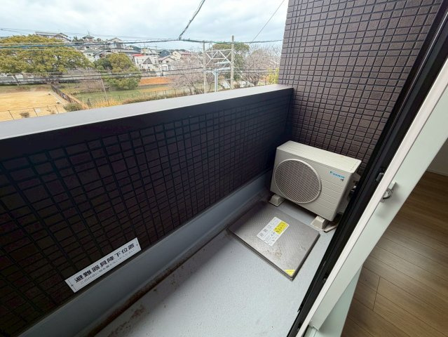 福岡市東区香住ヶ丘３丁目のアパートのバルコニー