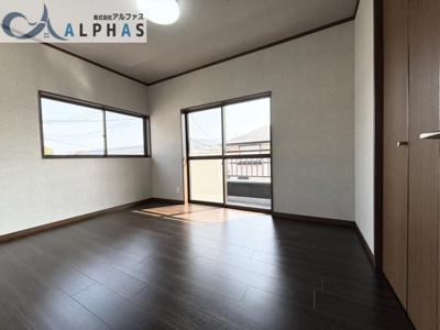 【洋室】 | 神戸市西区宮下二丁目　一戸建て | バルコニーから光が差し込み明るい雰囲気に♪