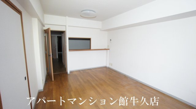 牛久ロイヤルレジデンスAⅡ型の居間・リビング