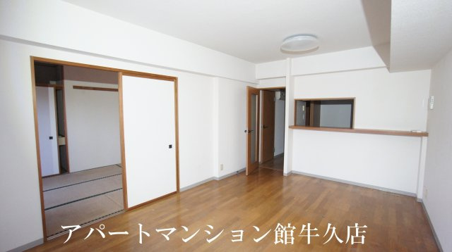 牛久ロイヤルレジデンスAⅡ型の居間・リビング