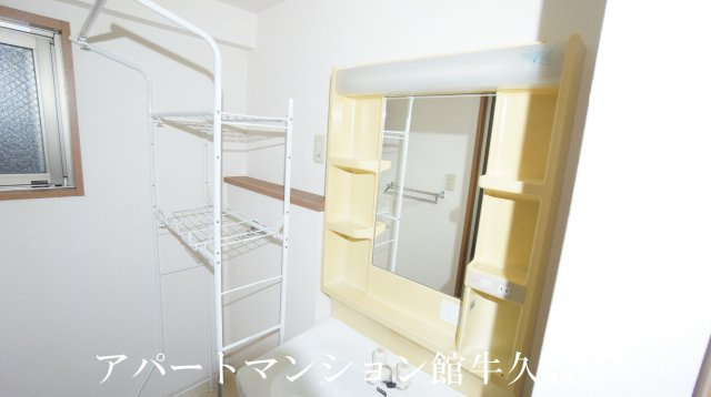 牛久ロイヤルレジデンスAⅡ型の独立洗面台