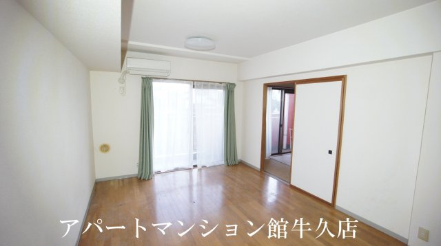 牛久ロイヤルレジデンスAⅡ型の居間・リビング