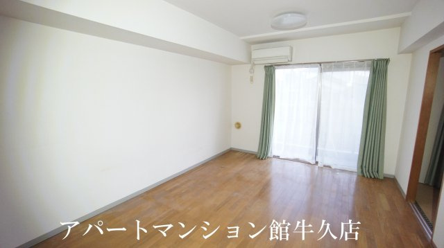 牛久ロイヤルレジデンスAⅡ型の居間・リビング