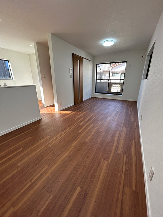 中古戸建　（川崎区中島2丁目）の居間・リビング|使いやすいリビングですお風呂で日々の疲れを落としましょう　カビの心配がいらない浴室換気乾燥機と追い焚き機能付きのユニットバス　雨の日も浴室で洗濯物を干すことができます