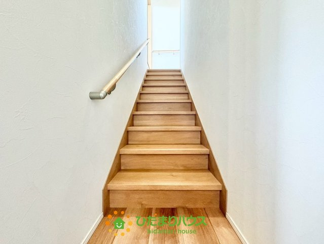 加須市下高柳　中古一戸建てのその他|階段はゆるやかな傾斜に設計されており、ご高齢の方からお子様まで安心して昇り降りできる、安全性に配慮されたつくりとなっています。転倒のリスクを軽減し、日常の動作をやさしく支える設計です。