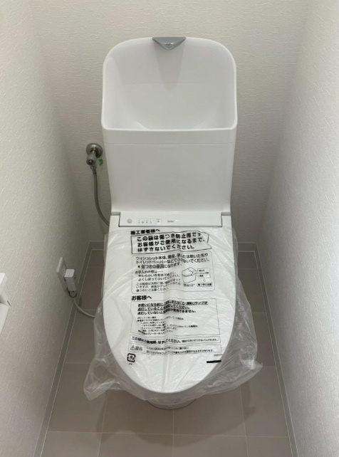 鮎川１丁目のトイレ|1階・2階にトイレ完備で、家族の使いやすさを重視。待ち時間を減らし、生活動線もスムーズに。暮らしやすさを追求した快適な住まいです。
