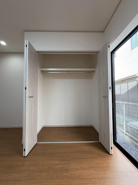 鮎川１丁目の収納|全居室に収納が備わった住まいで、家族それぞれの衣類や荷物をしっかり整理。お部屋をすっきり保てて、暮らしやすさを実感できる快適空間です
