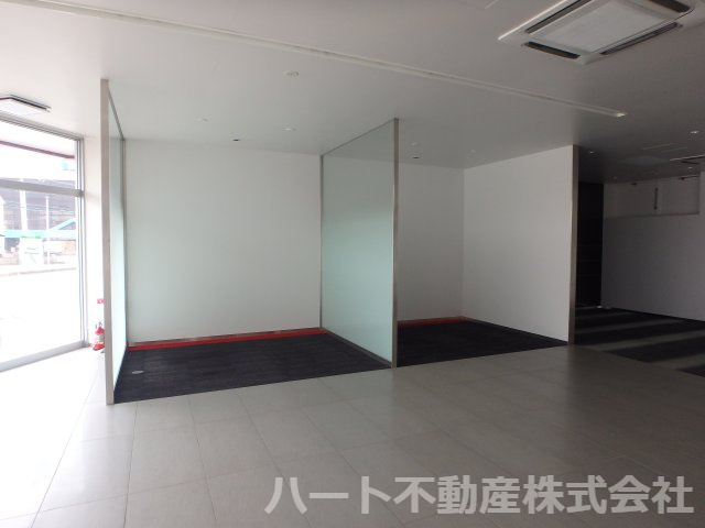 米倉交差点　県道沿いテナントの内装