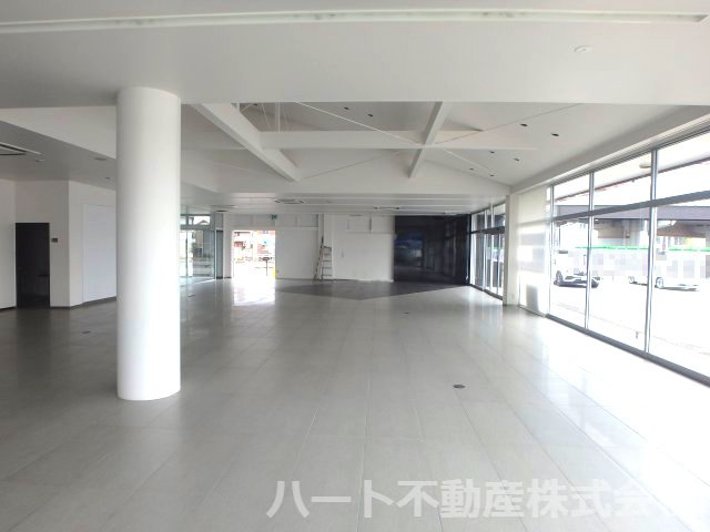 米倉交差点　県道沿いテナントの内装