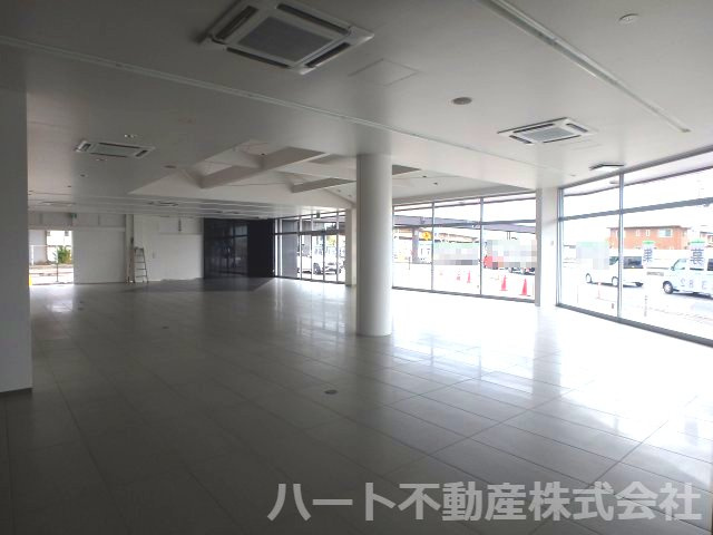 米倉交差点　県道沿いテナントの内装