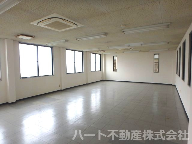 米倉交差点　県道沿いテナントの洋室