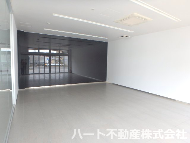 米倉交差点　県道沿いテナントの内装