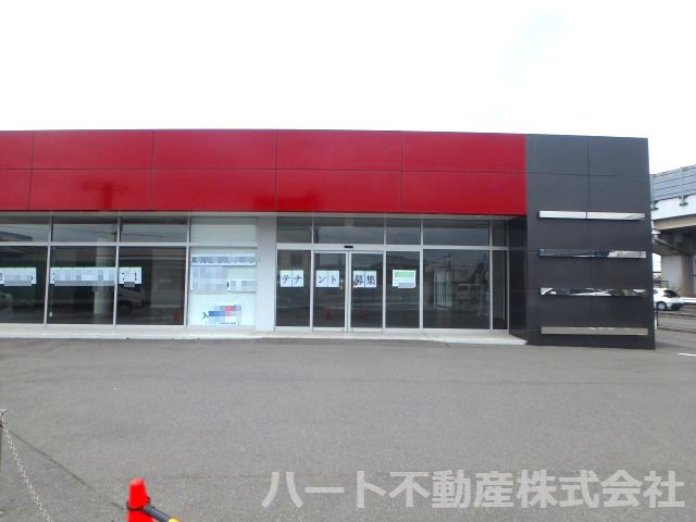 米倉交差点　県道沿いテナントの外観