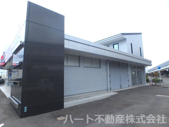 米倉交差点　県道沿いテナントの外観