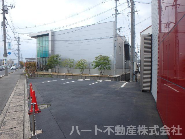 米倉交差点　県道沿いテナントの駐車場