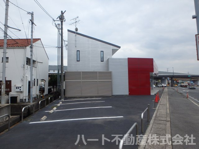 米倉交差点　県道沿いテナントの外観