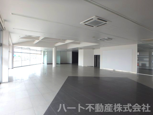 米倉交差点　県道沿いテナントの内装