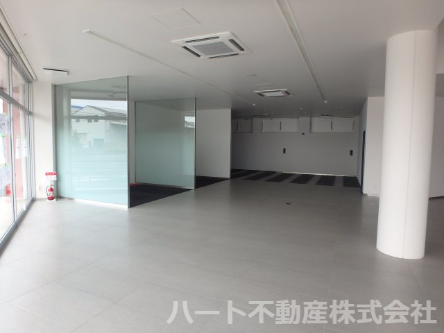 米倉交差点　県道沿いテナントの内装