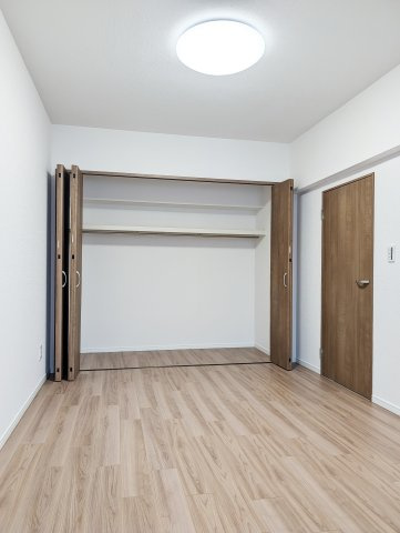 新山下ベイシティ第六号棟の寝室|クロゼット内部にはハンガーパイプもありお洋服の整理が簡単になります