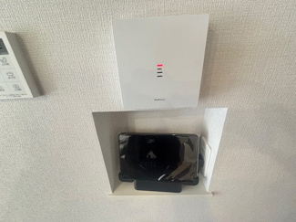 【セキュリティ】 | 安佐南区川内2丁目（全3区画）2号棟　 | 給湯器のリモコンなどを一箇所に集約した壁面ニッチ。壁からの出っ張りを抑えることで、見た目がスマートになるだけでなく、生活動線の邪魔にならない機能的なデザインとなっています。