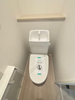 【トイレ】 | 安佐南区川内2丁目（全3区画）2号棟　 | 手洗い付きの温水洗浄便座を採用。白を基調とした清潔感のある空間です。背面にカウンターを設けており、芳香剤やちょっとした小物を置くことが可能。お掃除がしやすいフチなし形状の便器を採用しています。