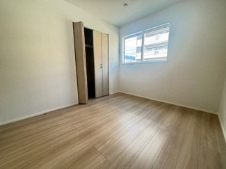 【洋室】 | 安佐南区川内2丁目（全3区画）2号棟　 | 2階北側の5.2畳洋室。シンプルな形状で家具配置がしやすく、子供部屋や趣味の部屋として活用できます。クローゼットを完備しているため、居室部分を広く保ちながら、生活感を抑えた暮らしが実現します。