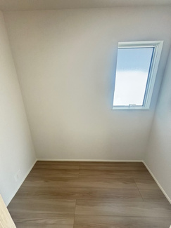 【その他】 | 安佐南区川内2丁目（全3区画）2号棟　 | 主寝室に隣接した1.8畳のワークルーム。小窓があるため換気もでき、集中できるこもり感が魅力です。リモートワークや読書、家事スペースなど、家族構成やニーズに合わせた多目的な活用が可能です。