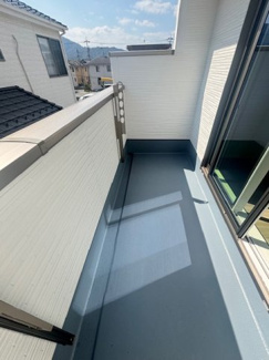 【バルコニー】 | 安佐南区川内2丁目（全3区画）2号棟　 | 南側に面したワイドなバルコニー。周囲に高い遮蔽物がなく、心地よい陽光が差し込みます。横幅・奥行きともにゆとりがあり、洗濯物を干すだけでなく、ちょっとした外気浴スペースとしても活用可能です。