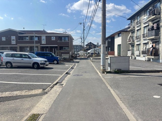 【前面道路含む現地写真】 | 安佐南区川内2丁目（全3区画）2号棟　 | 物件前面は、見通しの良い平坦な道路が続いています。交通量が少なく、お子様の通学や日々のお散歩も安心感のある環境。