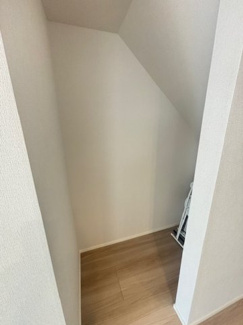【収納】 | 安佐南区川内2丁目（全3区画）2号棟　 | 階段下のデッドスペースを有効活用した収納庫。掃除用具や季節ものの家電、ストック品など、かさばるアイテムの保管に重宝します。生活空間を広く保つための、細かな設計上の工夫です。