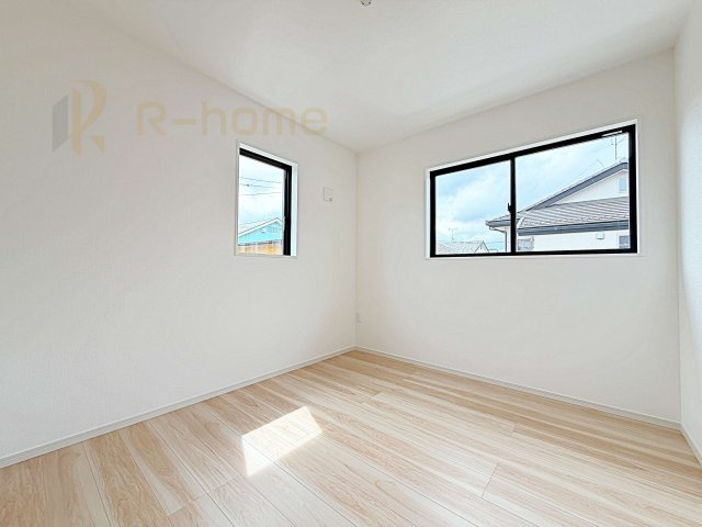 つくば市高見原9期　新築戸建て　1号棟の洋室|2面窓の風通しの良い洋室です♪差し込む暖かな陽当たりで、室内がくつろげる空間に早変わりです♪