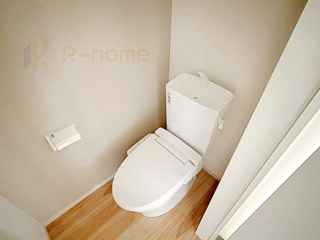 つくば市高見原9期　新築戸建て　1号棟のトイレ|温水洗浄便座付きのトイレ。
トイレが２ヵ所設置で朝の忙しい時間でも安心です。