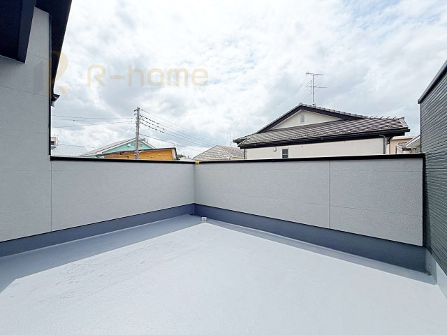 つくば市高見原9期　新築戸建て　1号棟のバルコニー|奥行きのあるバルコニーは、お子様をプールで遊ばせたり、カフェテラス風にしたり多目的に利用できます♪