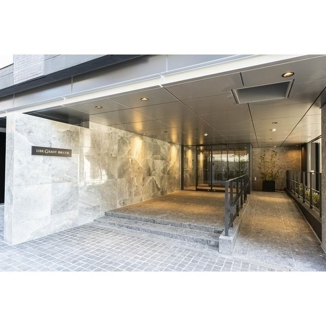 LIBR GRANT 四谷三丁目のエントランス