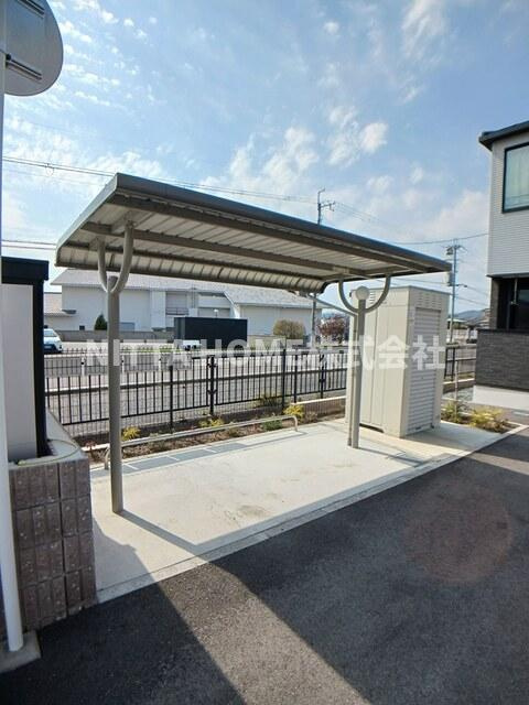 エルフォルク　Ｋ＆Ｋのその他共用部分|敷地内には屋根付きの駐輪場に駐車場もあります★
