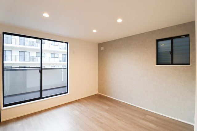横大路六反畑の洋室|■施工例：洋室
お部屋のクロスはお客様のお好みでお選びいただけますので、自分だけの素敵なお部屋づくりをしていただけます♪

【建物プラン例】建物価格1899万円、建物面積97.87m2