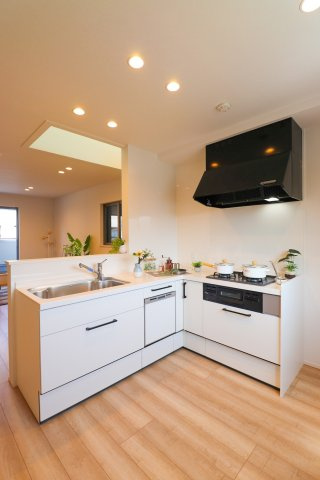 横大路六反畑のキッチン|■リフォーム施工例：キッチン
作業動線が短く、効率よくお料理できます！収納スペースも豊富！

【建物プラン例】2099万円　建物面積88.74m2