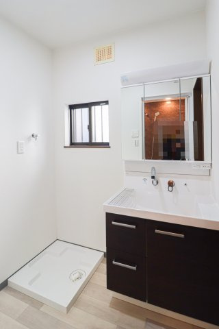 横大路六反畑の独立洗面台|■リフォーム施工例：洗面
ミラーキャビネット＆ボウル下に収納が設置されており、洗剤のストックなどを整理しておくことが可能です。

【建物プラン例】2099万円　建物面積88.74m2