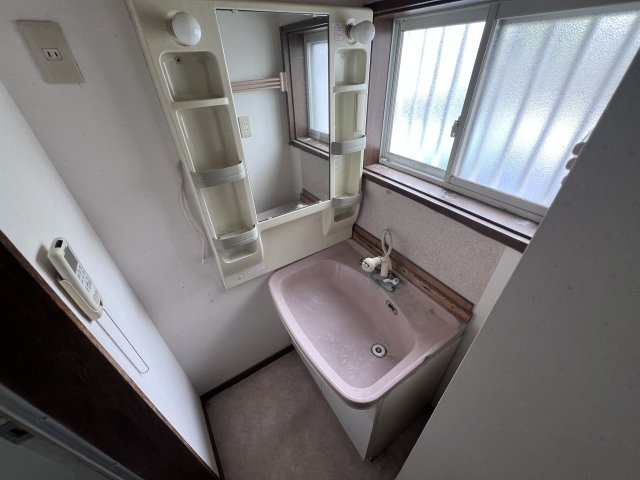 二見町西二見貸家の洗面所