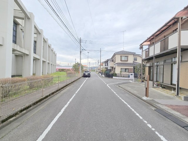 羽村市羽加美1丁目　リフォーム戸建の前面道路含む現地写真