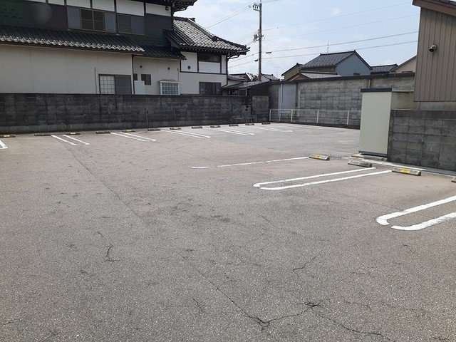 ポートハーバーの駐車場