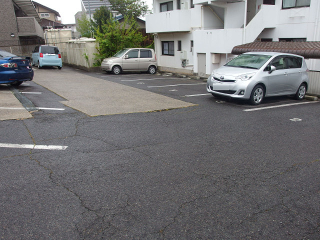 エミナンス竜美丘の駐車場